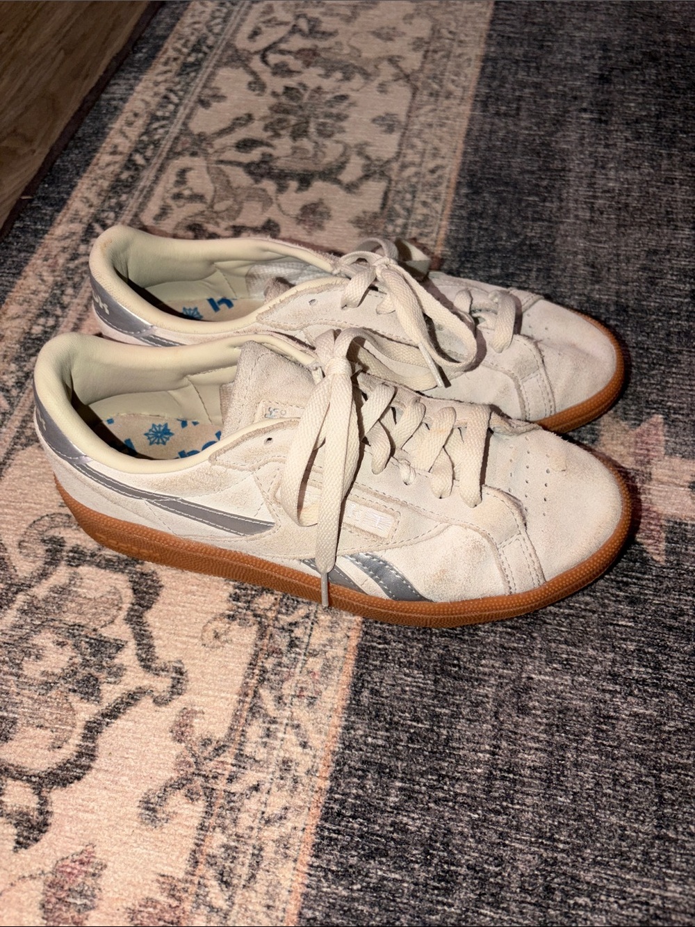 Reebox Women's Low-Top Suede Sneakers in Off-White with Gum Sole Size 7